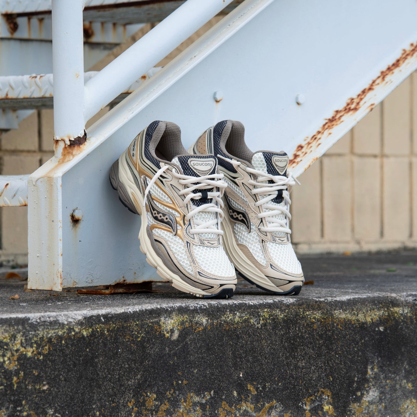 Mens Saucony ProGrid Omni 9 (Gold)